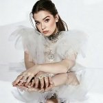 Hailee Steinfeld, Grey